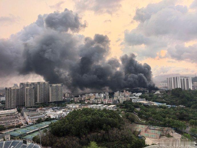 快讯：比亚迪深圳工厂凌晨起火！比亚迪4月14日凌晨，深圳比亚迪坪山工厂突发火情