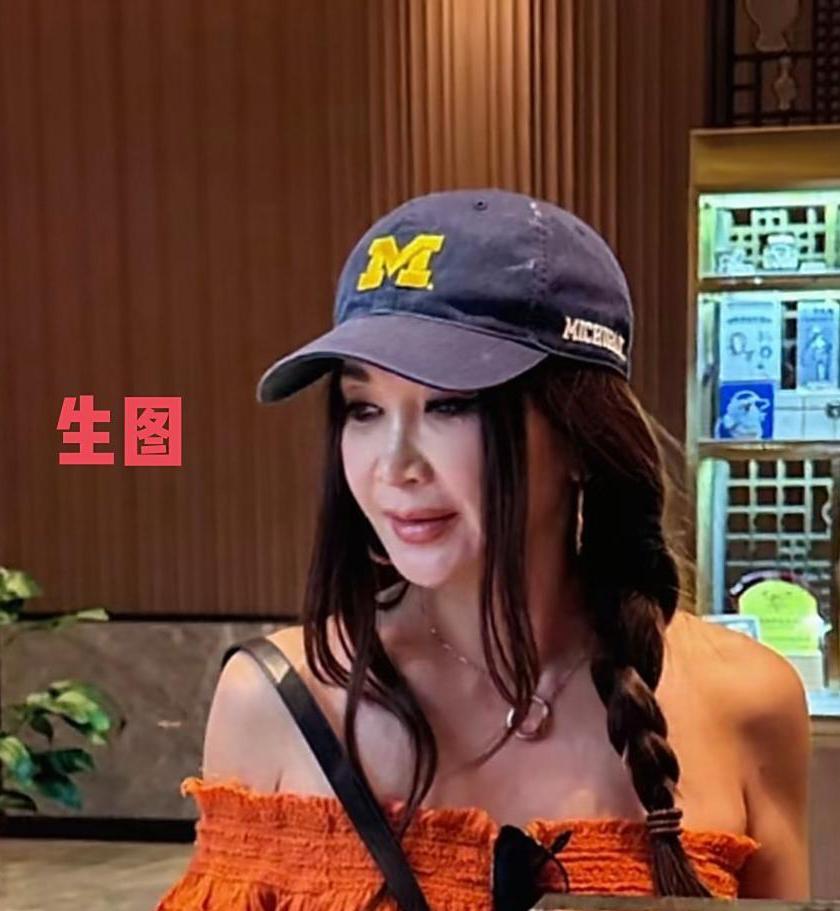 温碧霞在商场购物被偶遇，生图看起来好苍老，皮肉松弛，皱纹横生，和美颜之后的样子天
