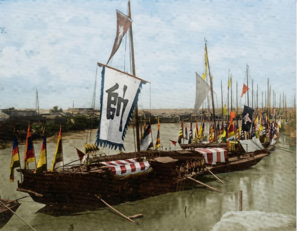 这组照片拍摄于1886年，记录了醇亲王奕譞（光绪帝生父）在天津海河巡阅北洋水师时