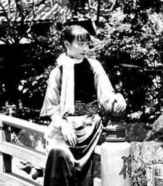1940年深夜，民国大美女郑苹如，被秘密押到小树林执行枪决。特务垂涎她的美色