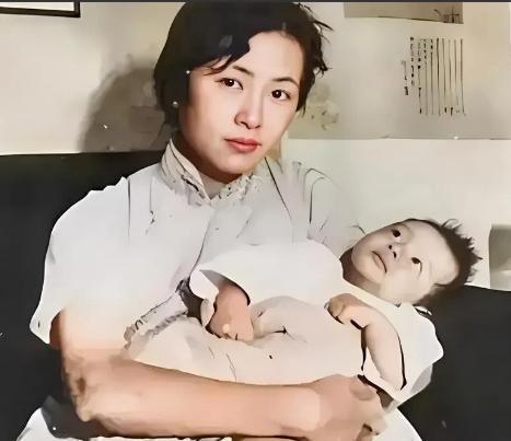 这是1932年，28岁的林徽因生下二儿子梁从诫后，在家中抱孩子的照片，这时的林徽