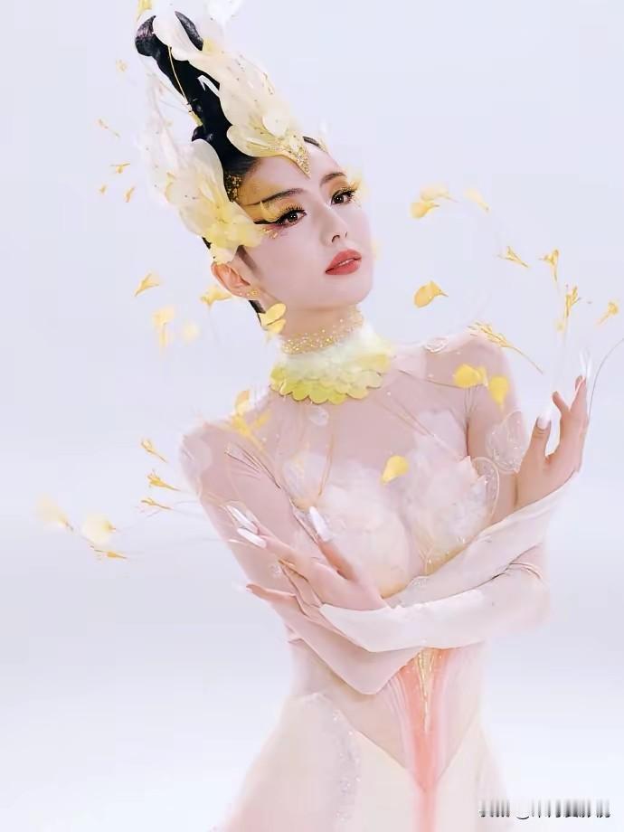 果然还是女人最了解女人！佟丽娅离婚之后越来越风生水起，剪短了头发，跨界主持，