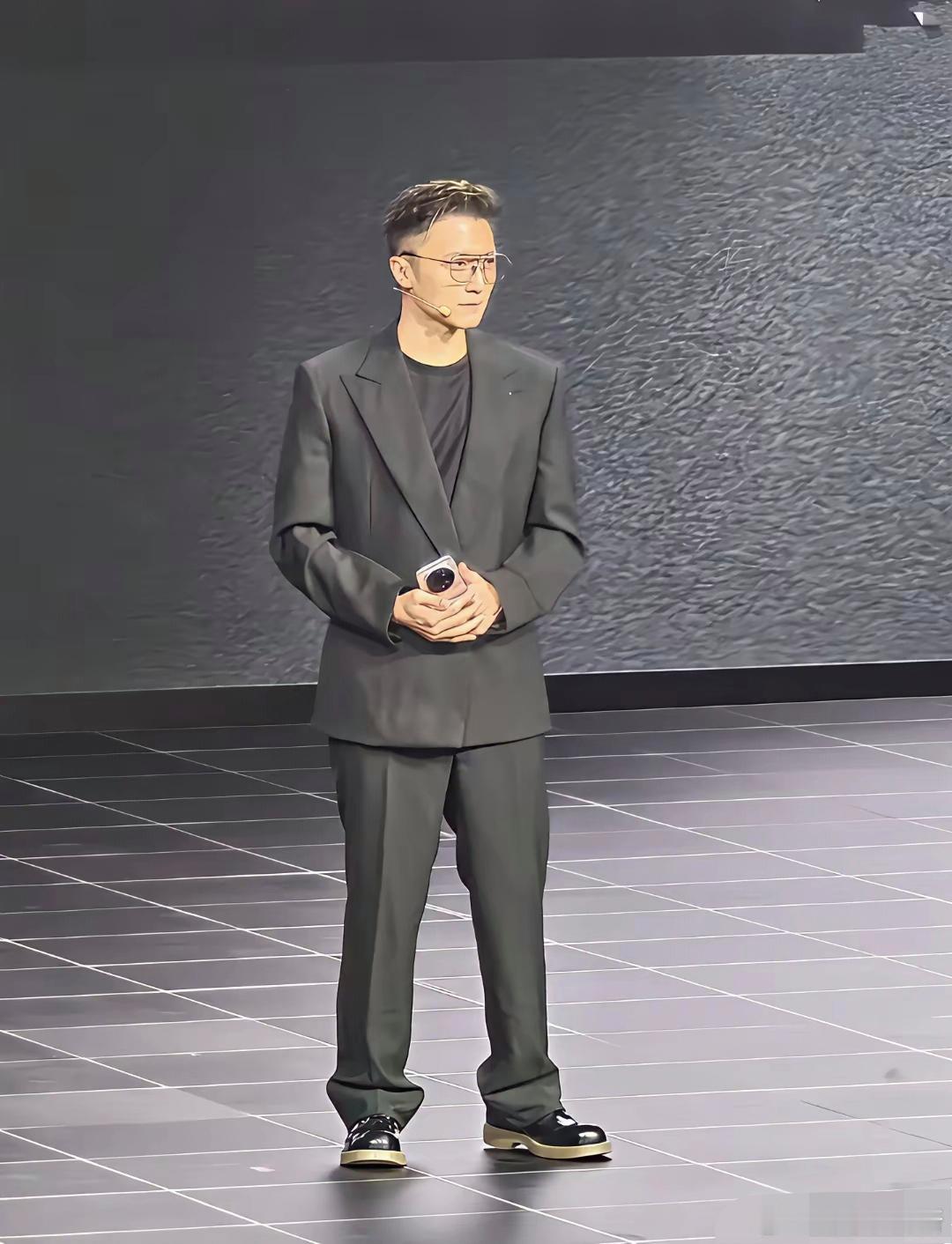 原来，也有谢霆锋驾驭不了的衣服，那就是西装！谢霆锋出席荣耀新款手机发布会，戴着眼