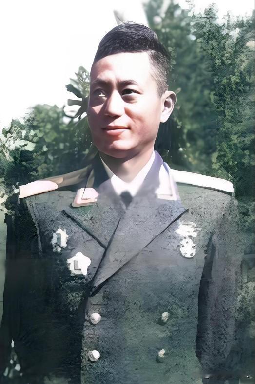 1990年，开国上校黄汉基与失散多年的妹妹黄汉琳重逢，妹妹说：“三哥，母亲说想看