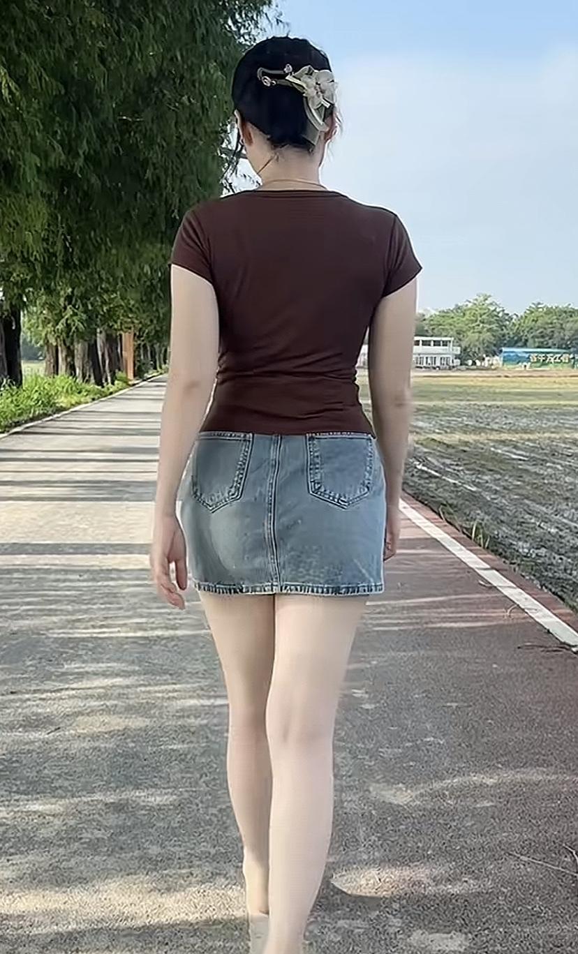 媳妇非要让我给她背影打分。我说六十分刚及格，气的不搭理我了！[捂脸哭]大家帮
