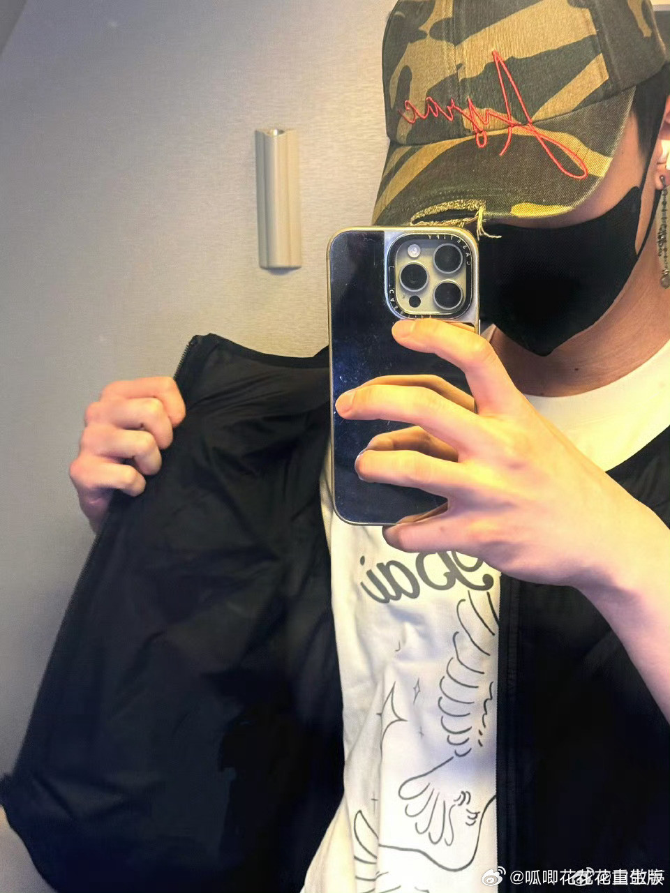 潮男更新了好多日常，每张都被小白帅到了！白敬亭真的太多变了，拍戏真的是不限赛道，