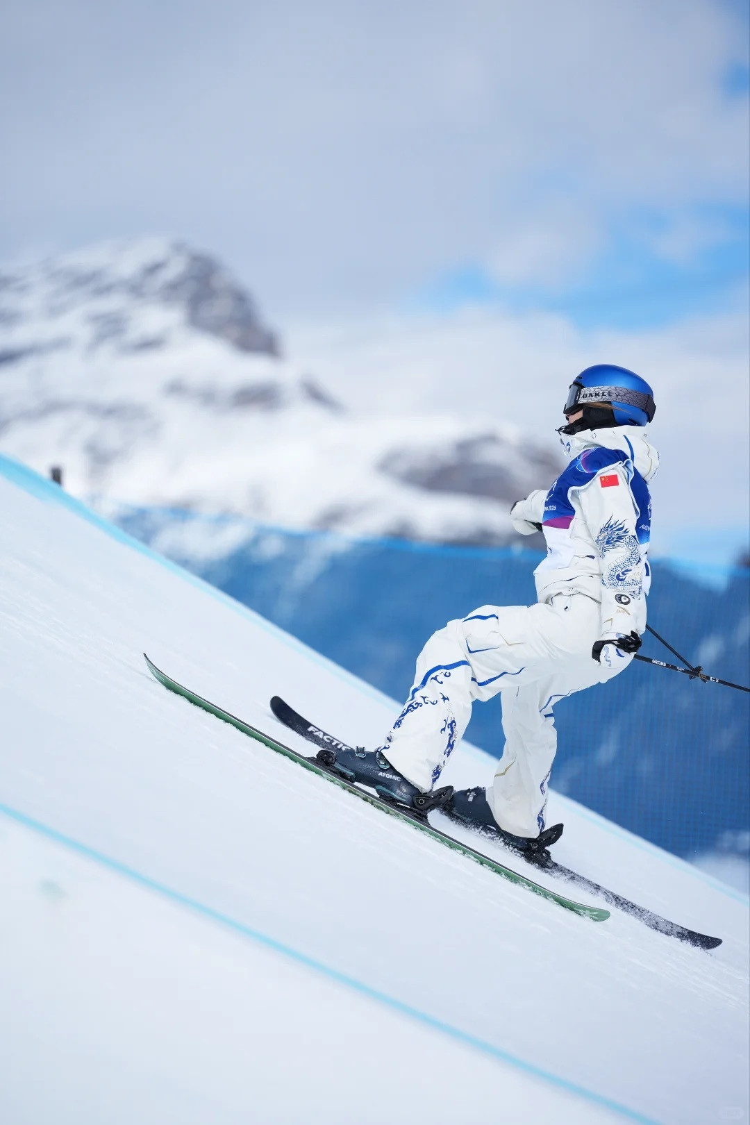 谷爱凌决赛燃炸了！谷爱凌决赛第三滑压轴登场全力冲金，直接拉满难度放手去拼！龙纹战