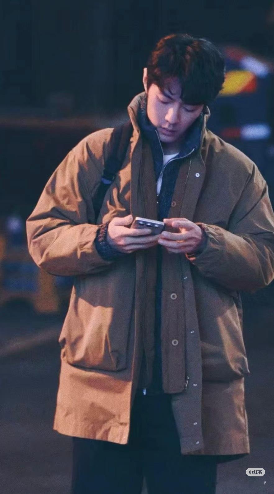 网友辣评肖战也成规培面容，演啥像啥，神了。谁在医院上班都是这个微死的落魄样，不愧