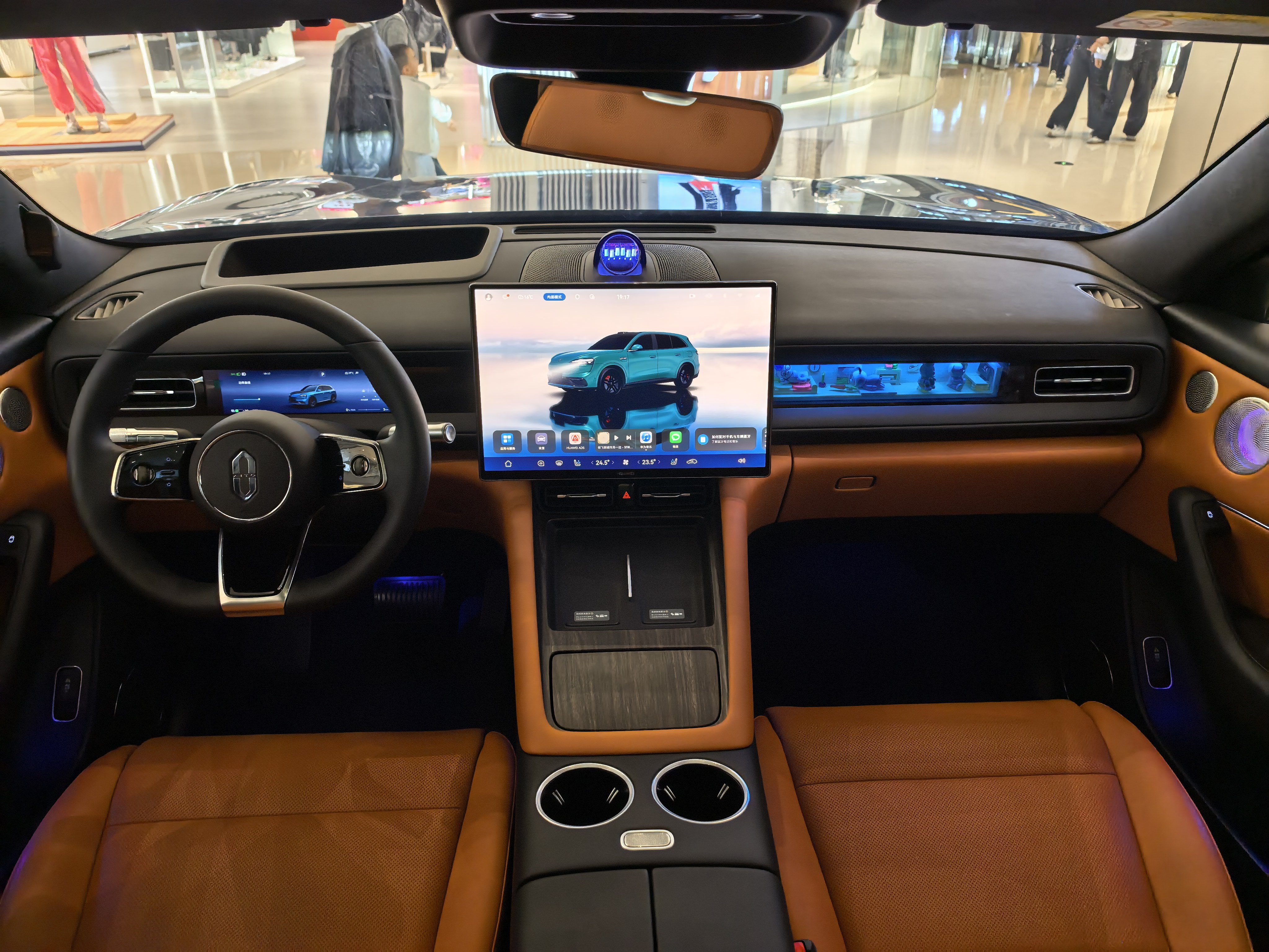 鸿蒙智行的内饰设计，是业界典范，问界M6的也很不错，谁看谁迷糊。