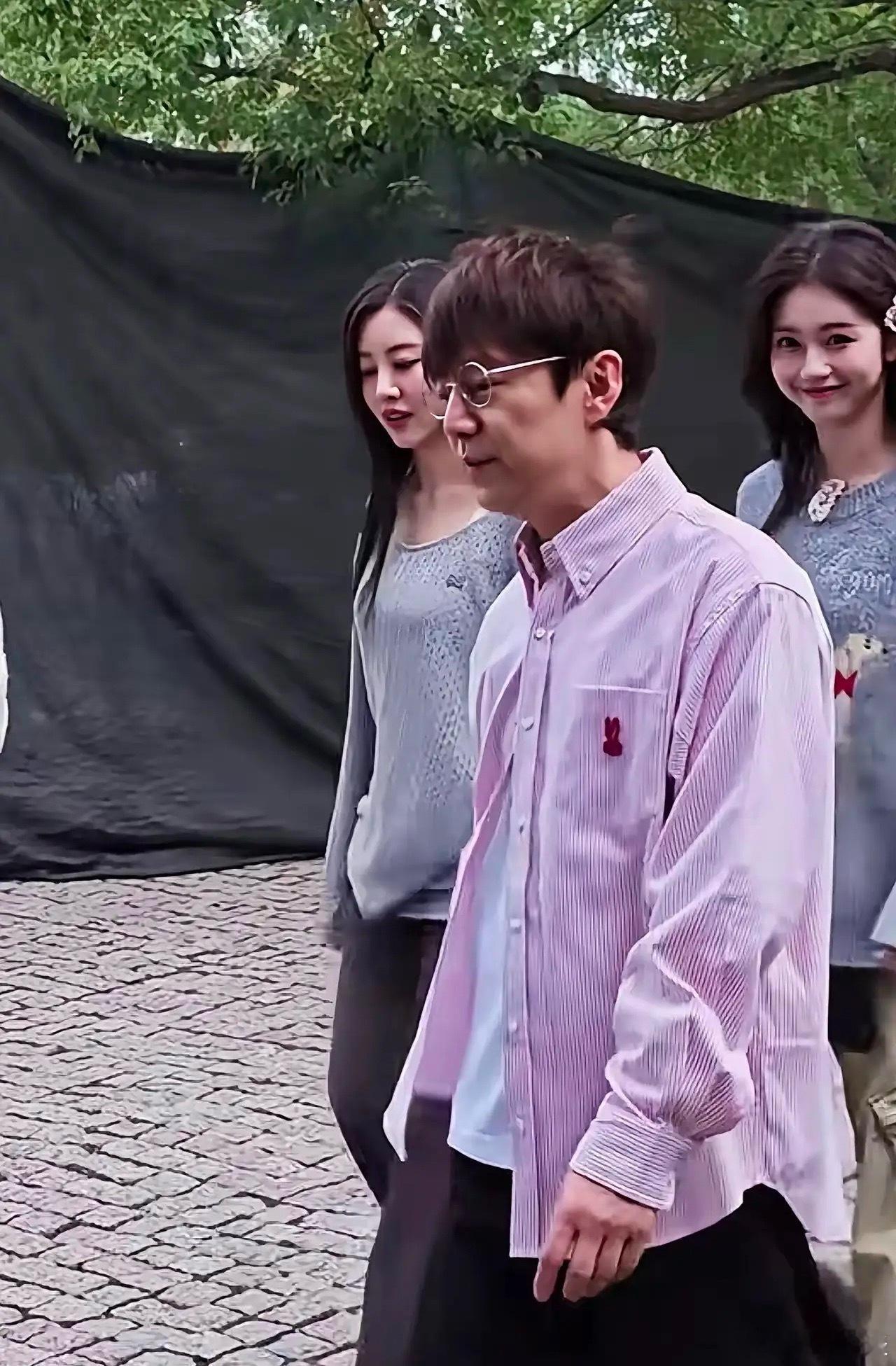 何炅也老了刷到这张路透图，盯着何炅的侧脸看了好久浅紫条纹衬衫松松垮垮，眼镜框滑到