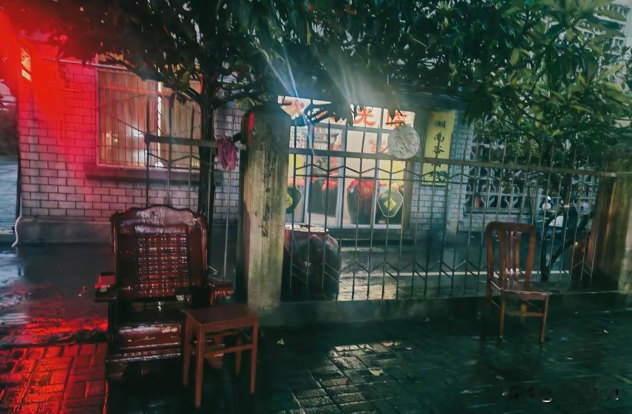 我不敢遇到熟人，这苦谁知晓。​两儿子大学已毕业，都工作无着落，还在苦苦寻找中。