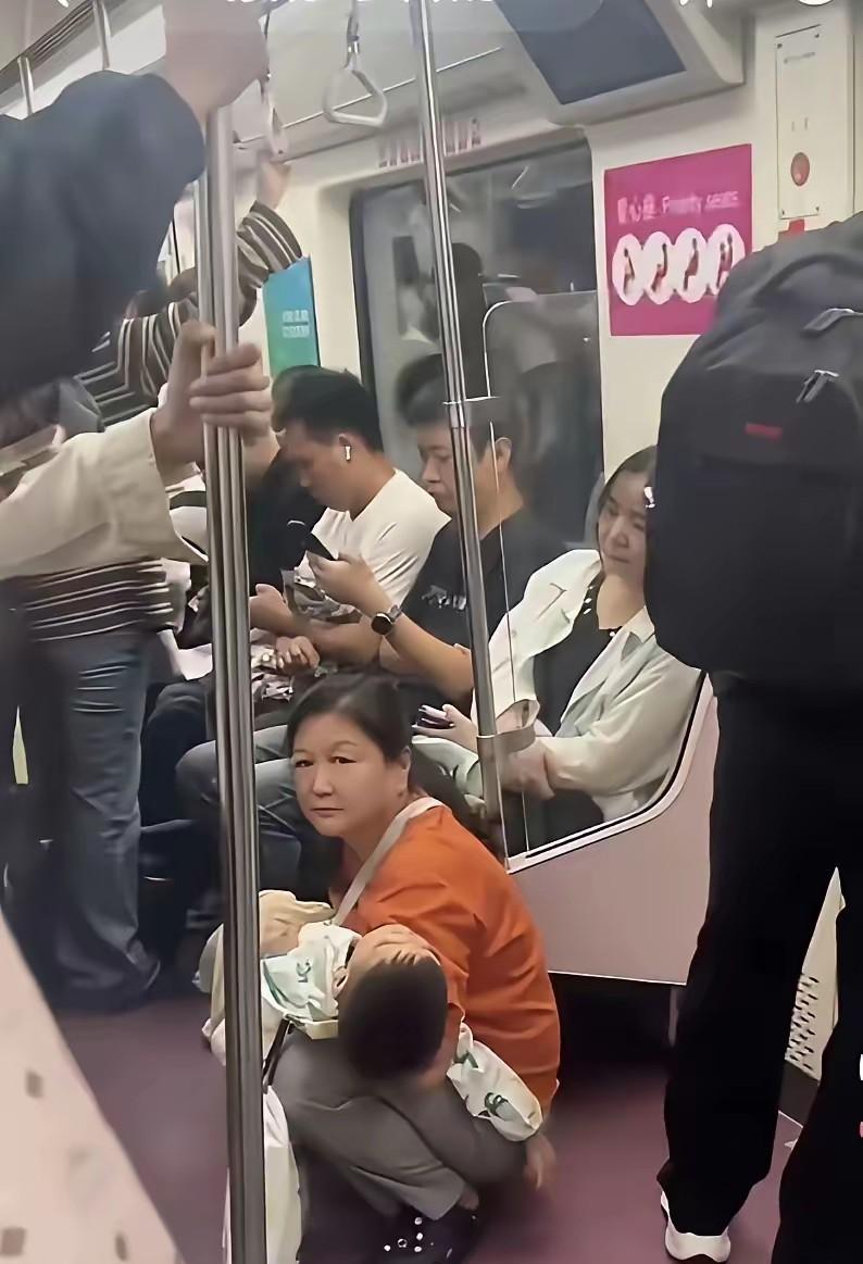 地铁上看到的一幕，让人看着实在是揪心！给急需要的人，让个座，就那么难吗？真不