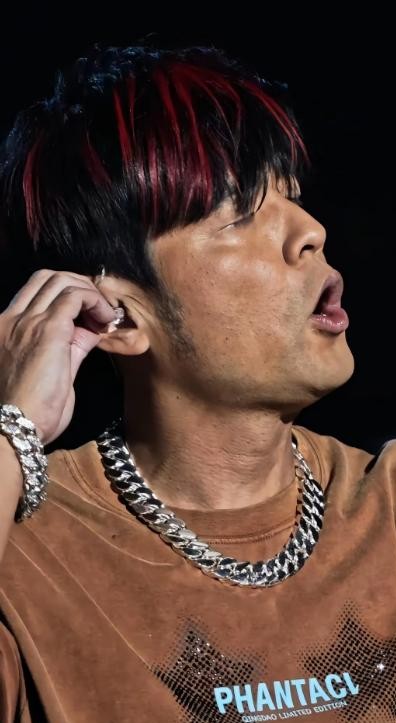 周杰伦在青岛演唱会的几张高清近照，没把歌迷的注意力留在舞台上，倒全集中在他脖子上了。高清镜头拉近一看
