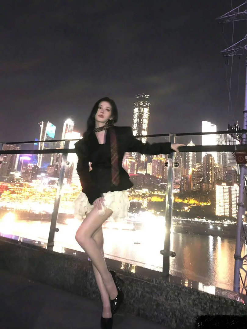 鞠婧祎到底多高啊？拍照有拉腿吗​​​