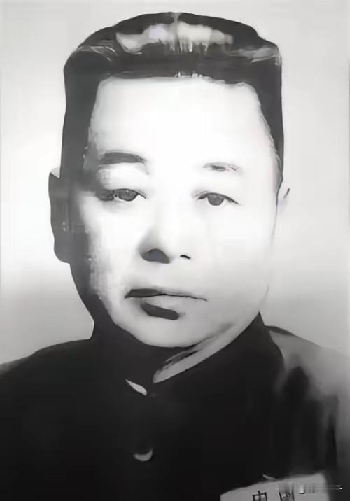 一天，范绍增再娶小妾。洞房夜，他喘着粗气，猴急的去解小妾的衣服。小妾按住手娇羞说