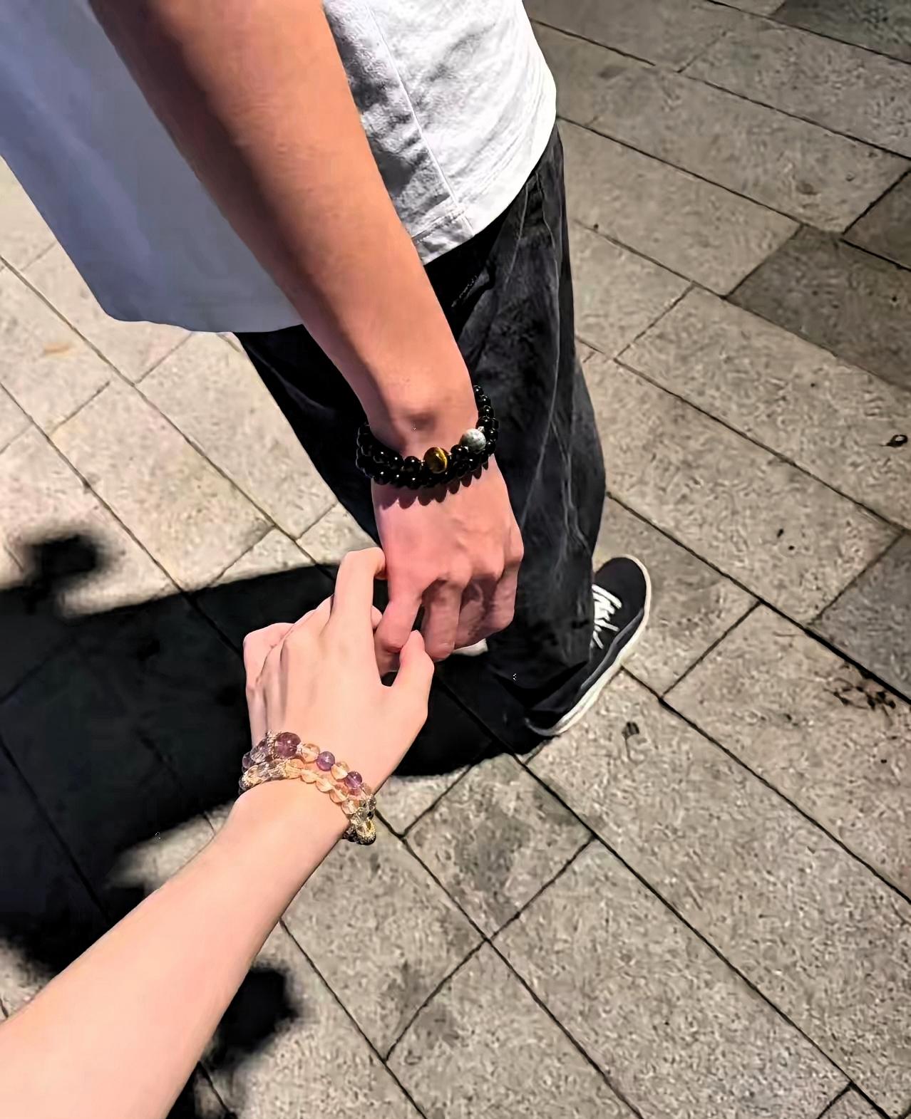 昨晚外地老公打来视频，说要看看我，还要求我掀开被子好好看看。我说：我有啥好