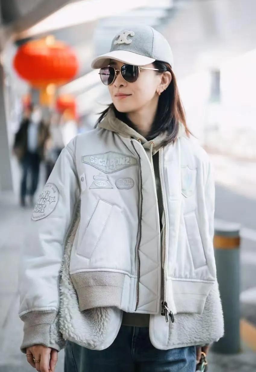 佘诗曼的叠穿公式太实用！羊羔毛外套+卫衣，减龄又有层次感✨