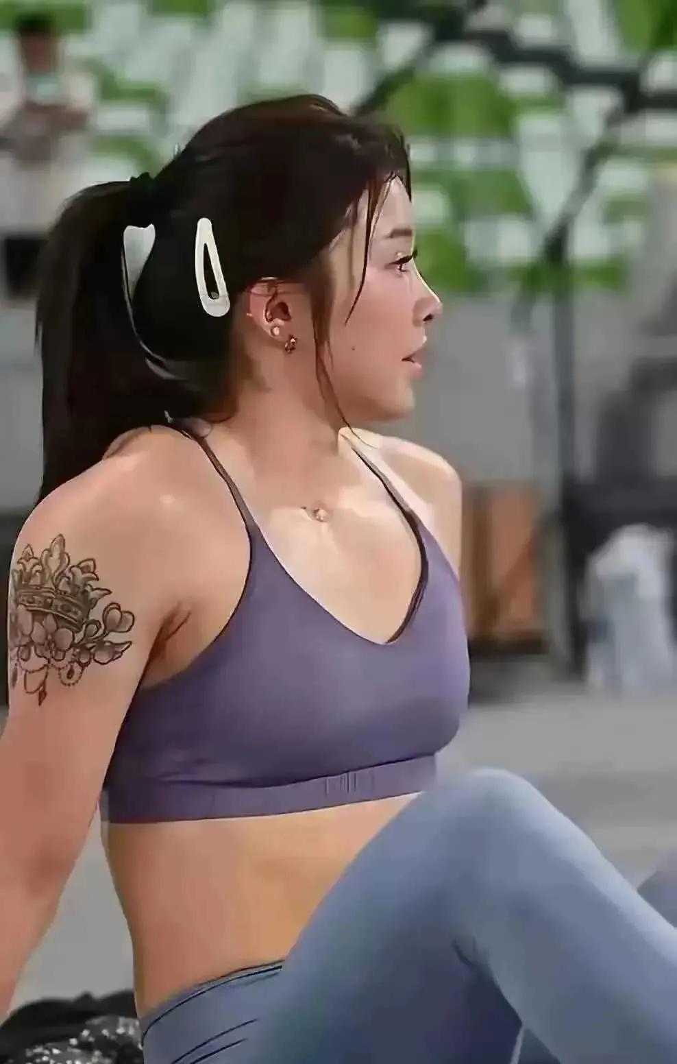 吴艳妮街头被拍，短裤露粗壮大腿，手臂纹身配奢侈品牌，神情自信超霸气