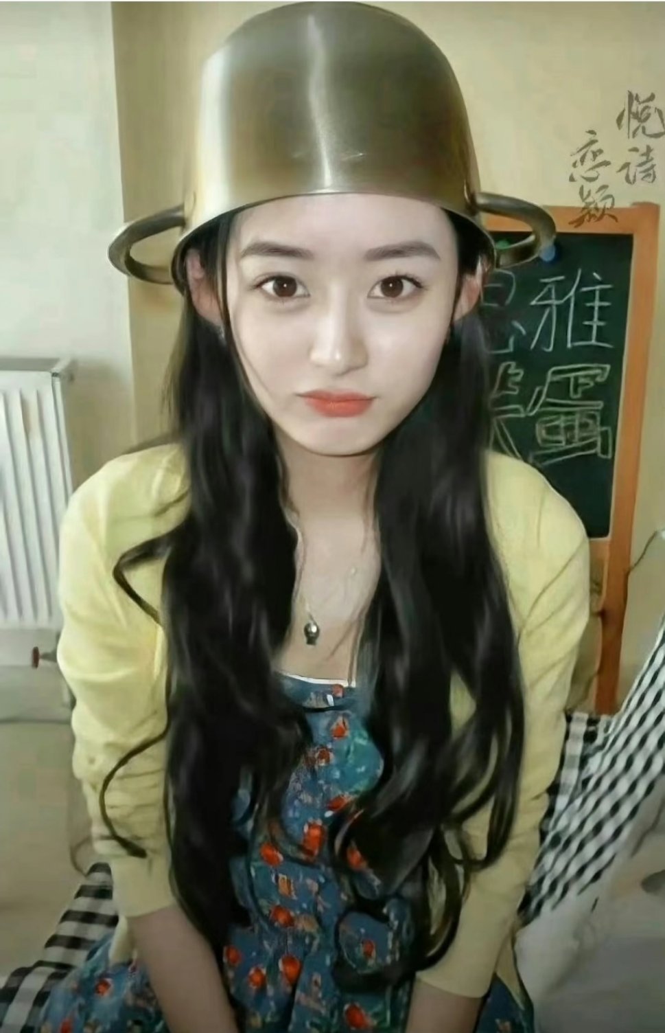 赵丽颖早期妥妥的大眼萌妹……这不就是早期甜妹天花板嘛，搭配上精致的五官，怪不得早