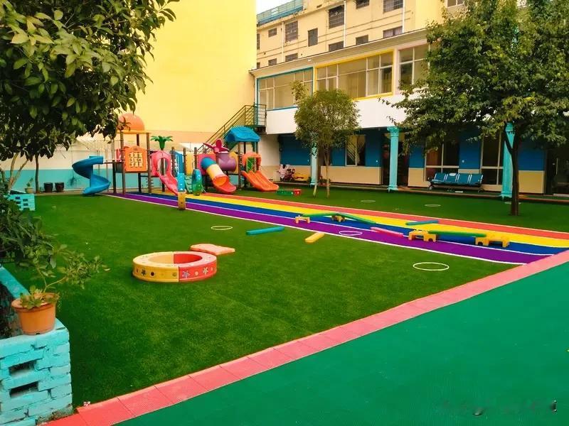 各地都在提涨工资，我们私立幼儿园老师想都不敢去想，招生困难，出生率降低，幼儿的学