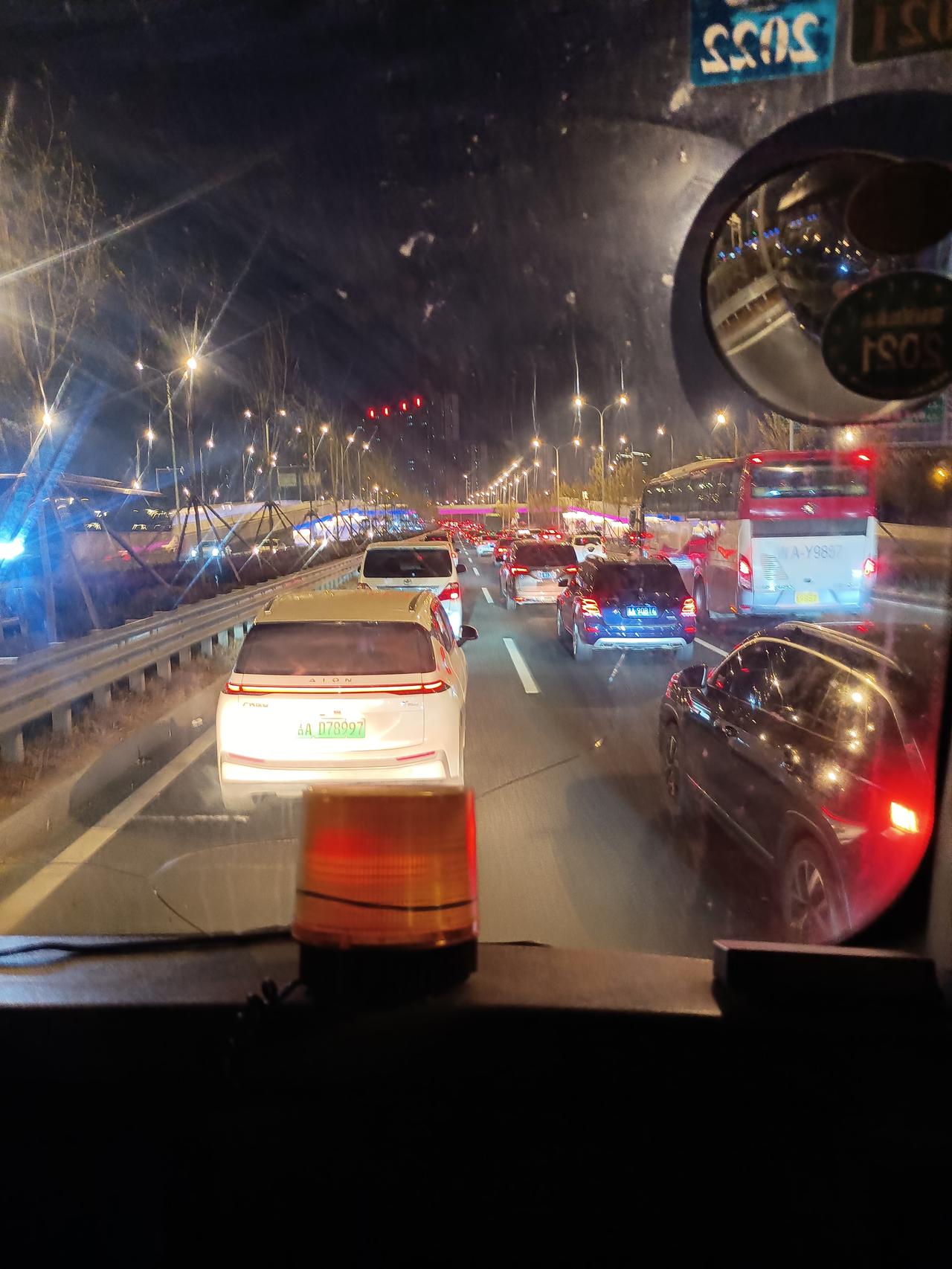 “相思入骨情入魂，朝思暮想心中人。何时等到重逢日，把酒言欢度红尘。三两清