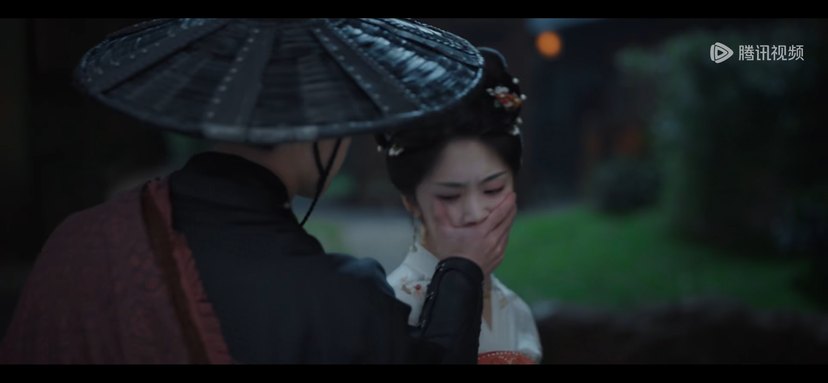 宴遇永安这是真使劲捂嘴了，粉底都蹭掉了​​​