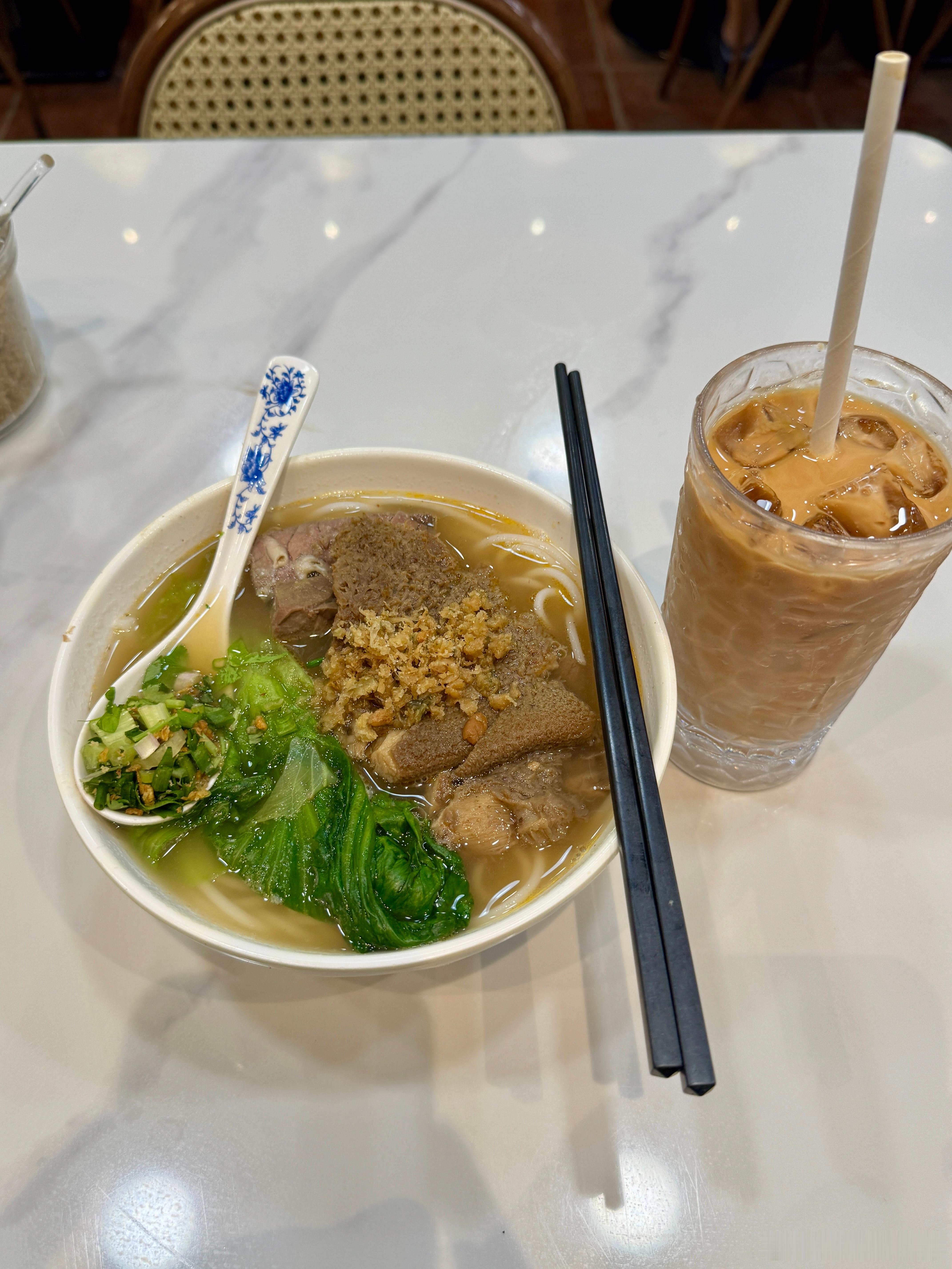 回到香港的第一件事:三宝米线+冻奶茶多奶!茶餐厅