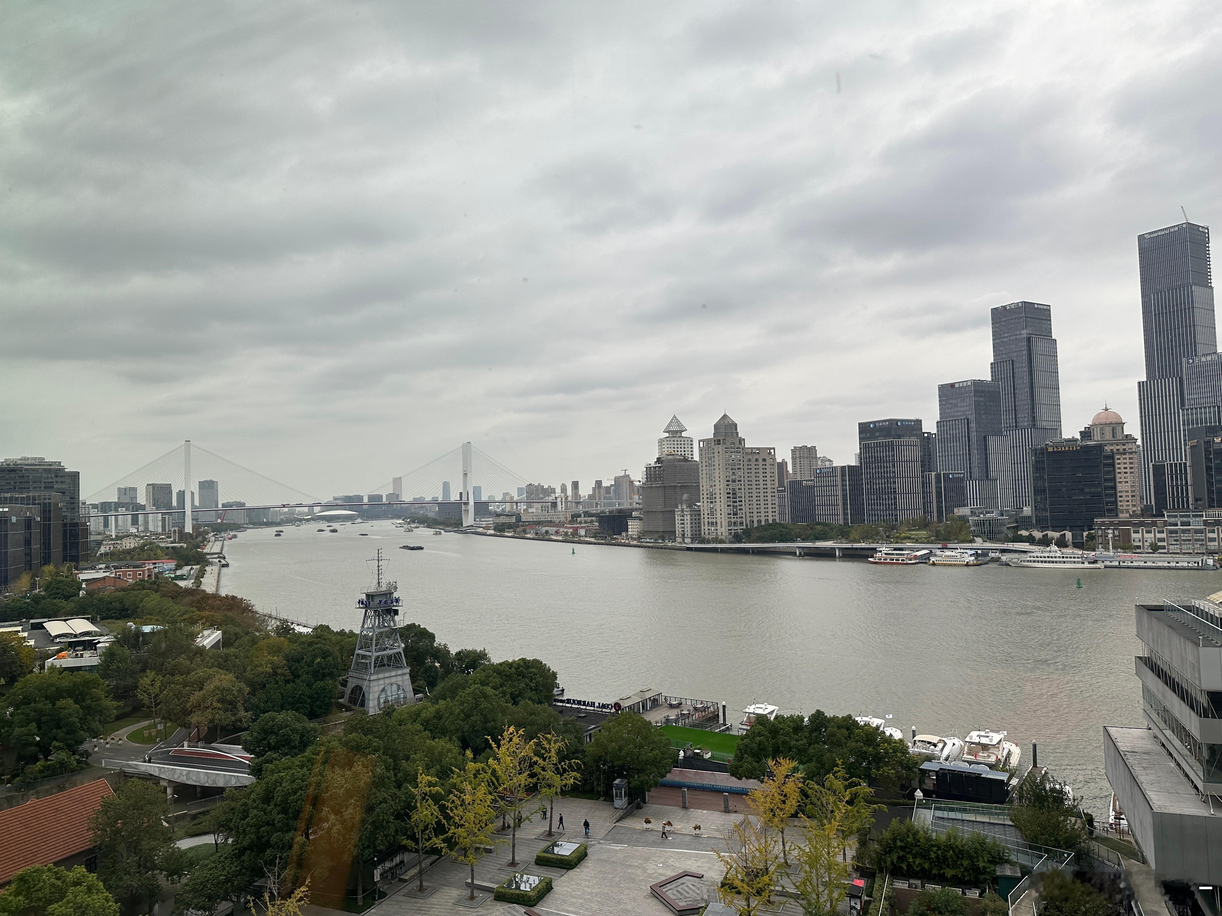 又来上海啦，每次到上海感觉跟第二故乡似的，一年不来个十回八回的都觉得少点什么。