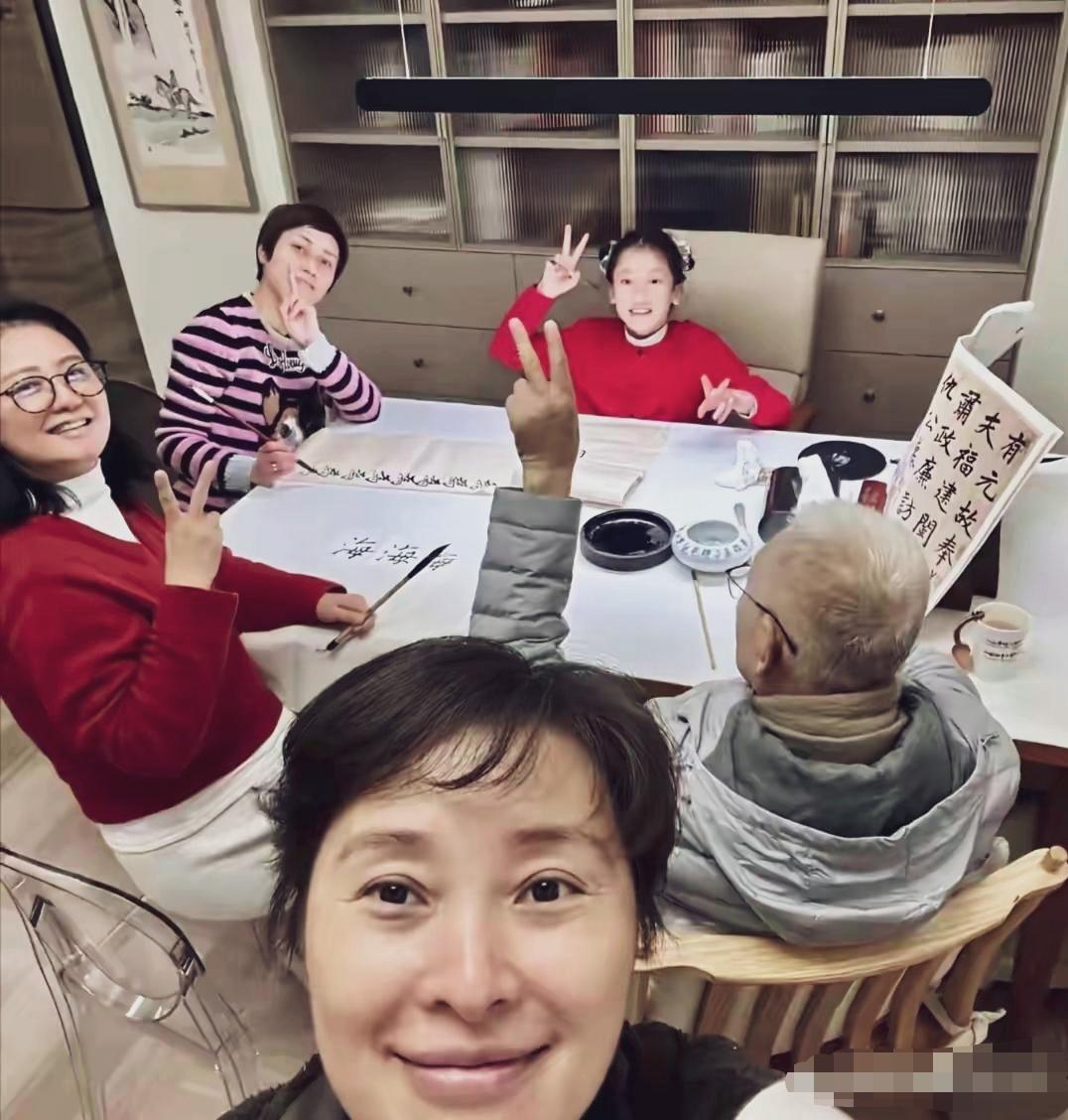 素颜吴越晒自拍，与家人围在桌前练书法，老父亲亲自坐镇督导，一看就是书香门第！