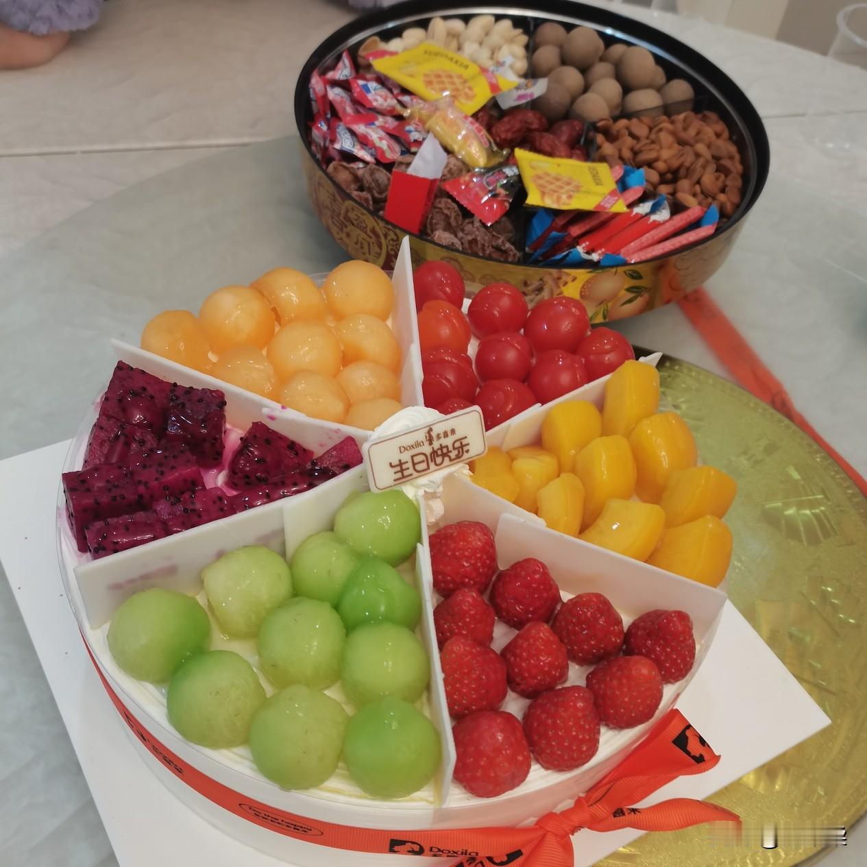 今天外婆生日，大姨家挤得满满当当，老老少少加起来几十口人，屋里坐不下，院子里都支