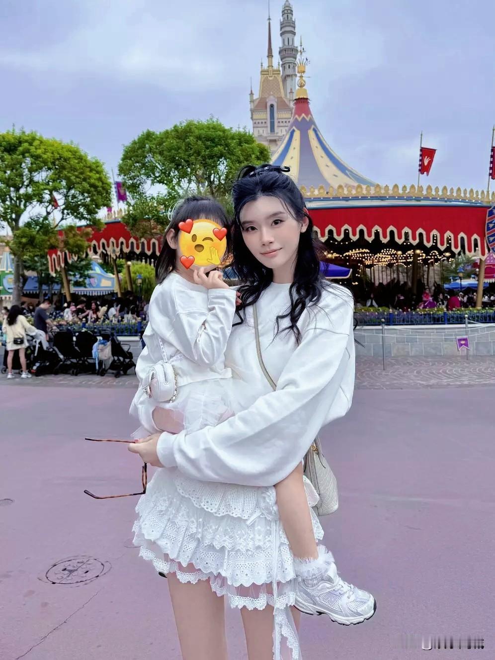 豪门阔太奚梦瑶晒照为4岁女儿庆生，母女同框宛如复制粘贴，4岁娃已显超模气场。街头