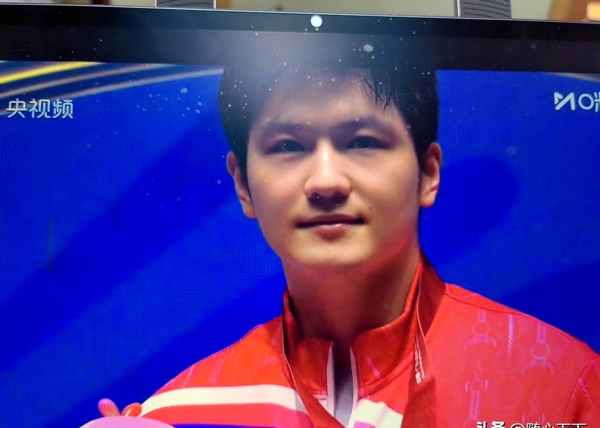 这次全运会看樊振东的比赛，他有一个很典型的特点，那就是第一局永远在试探，哪怕失误