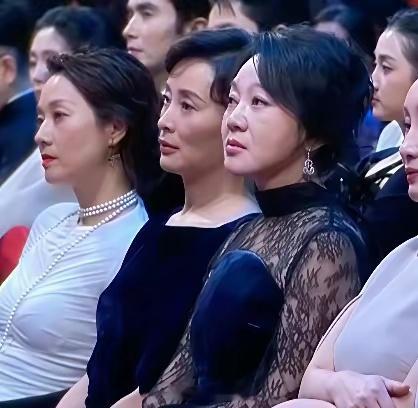 微表情骗不了人！不信你看闫妮。当主持人宣布宋佳拿奖的时候，闫妮的表情里，满满的破