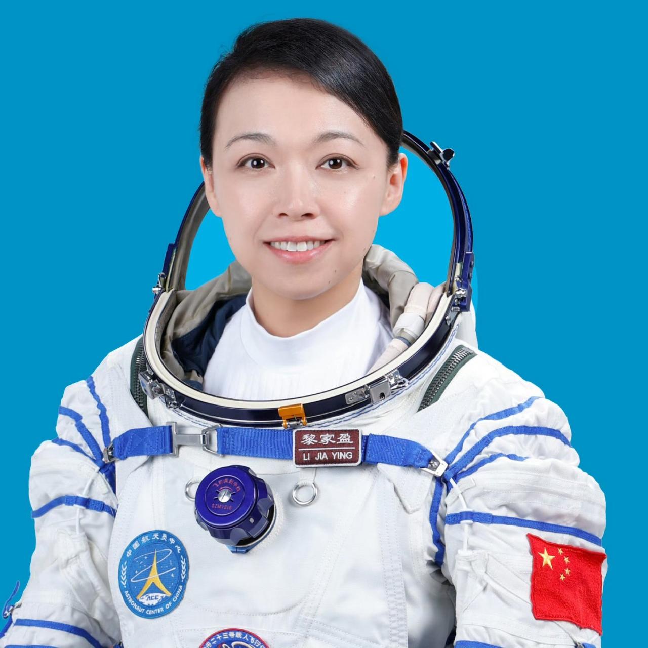 但是，少量香港人看到这幕玻璃心碎了一地。他们鼓吹香港第一个太空人是白人威廉·安德