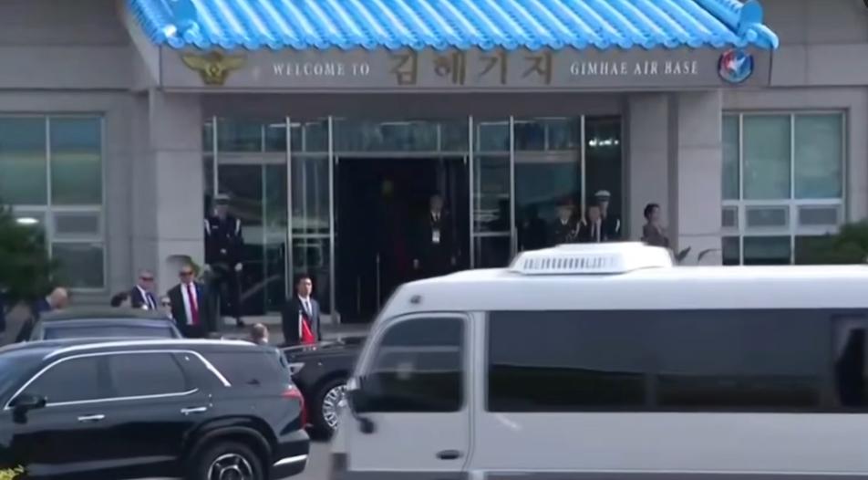 【为了安全和行程便利，中美两国元首最终选择了韩国釜山金海空军基地会晤。】金海空军