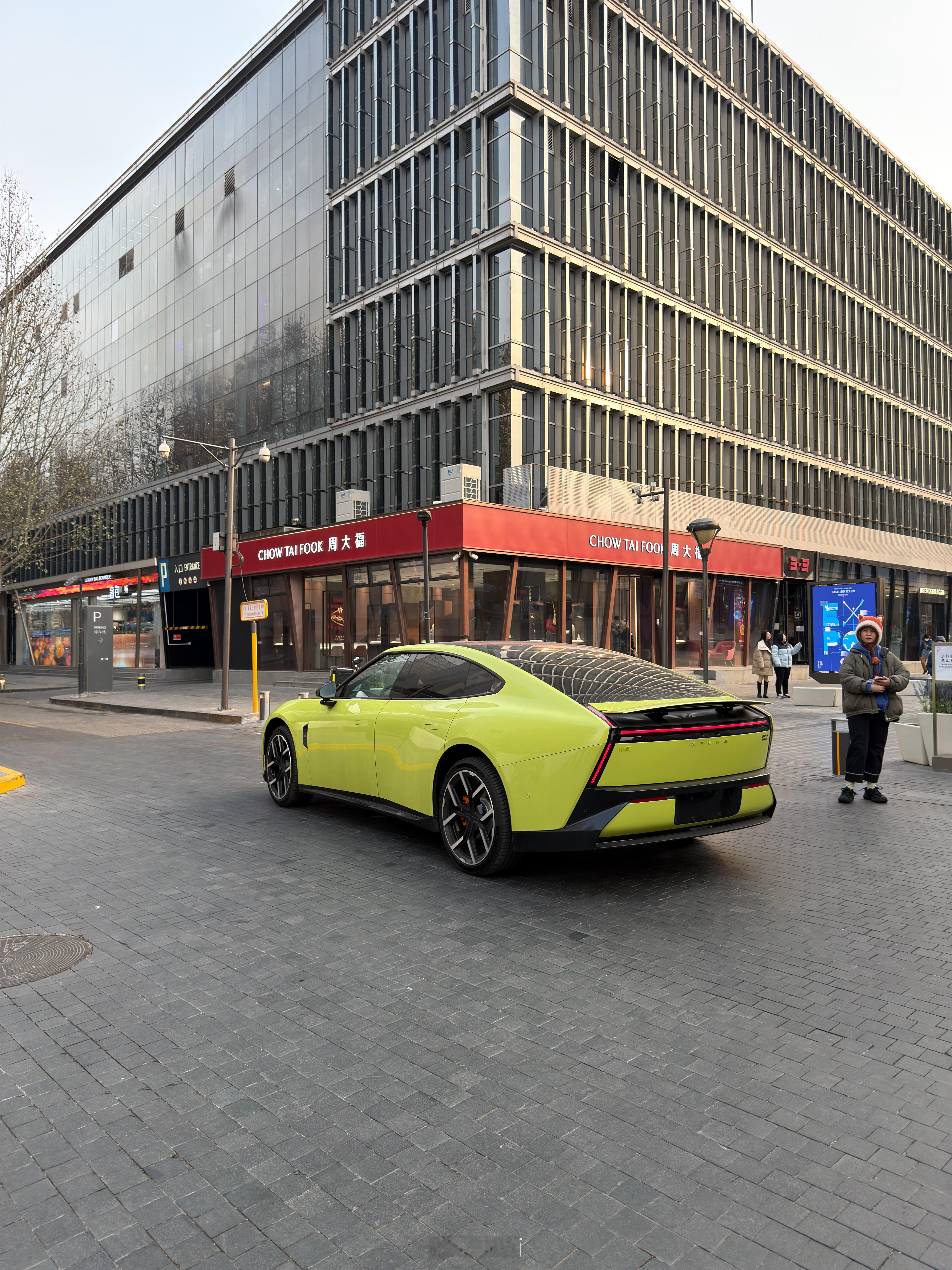 全新小鹏P7的辨识度是真高，车主以为是小姐姐凑近看发现前排坐着两个年纪相近的