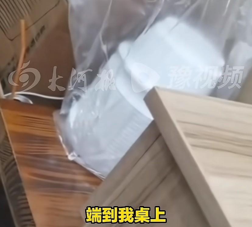 太恶心了！上海，一女子到饭店吃豌杂面，可饭端上来女子竟发现商家把别人吃过的面，换