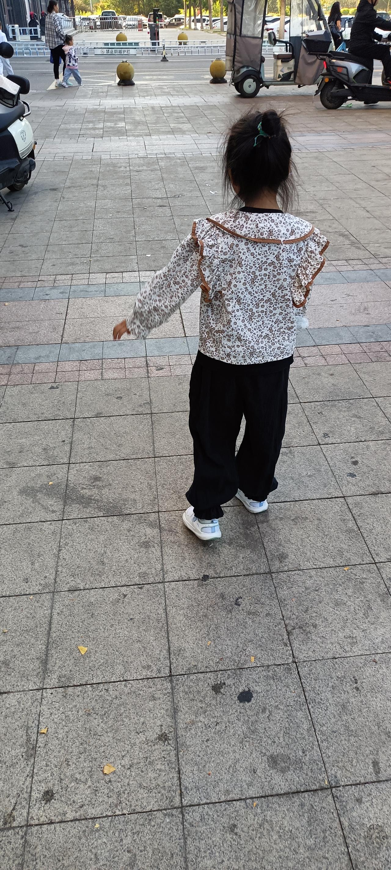 现在的孩子都太聪明了！不是刻意教的，与生俱来的。今天中午，女儿和女婿一同出发上