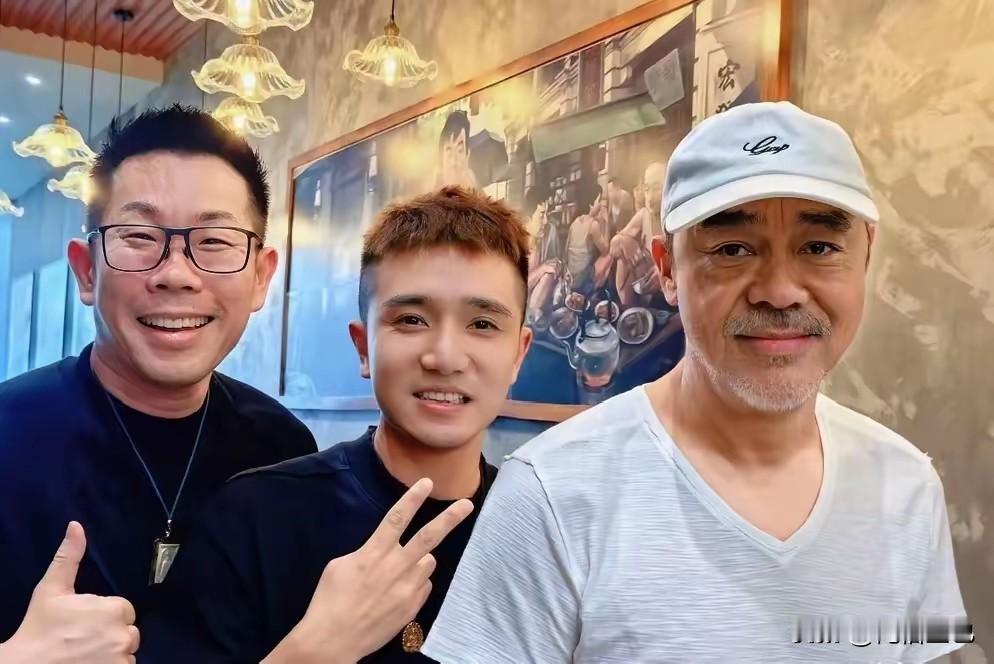 不要说人家瞪你，刘青云虽然是大明星，但人家也是普通人，人家好不容易和太太出来吃个