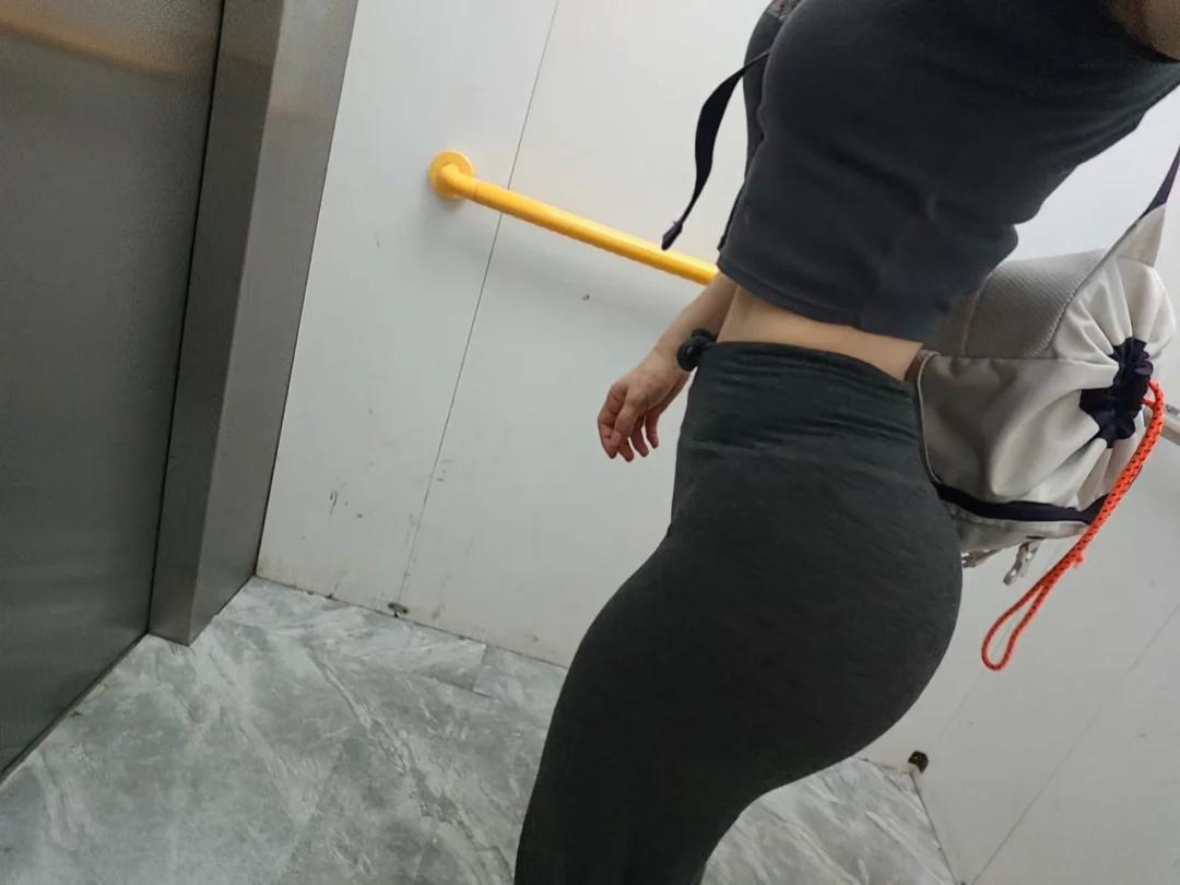 右滑→看健身女换装成功