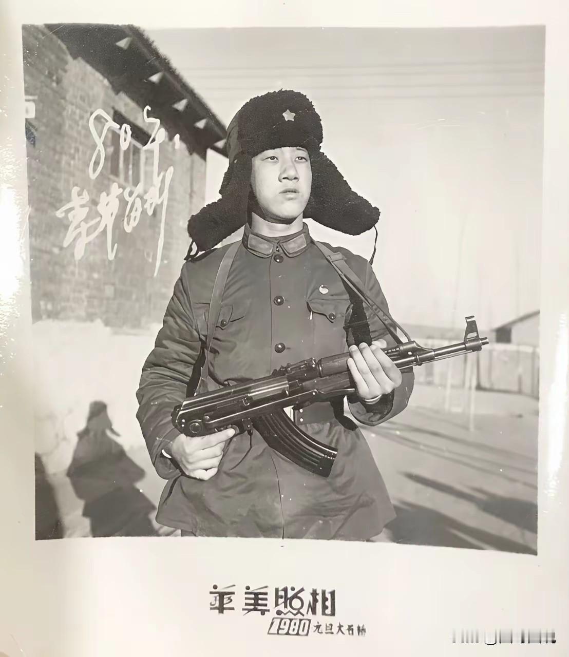 现在终于搞清楚了，原来这名解放军战士手中是56－1式冲锋枪！这款冲锋枪的特点就