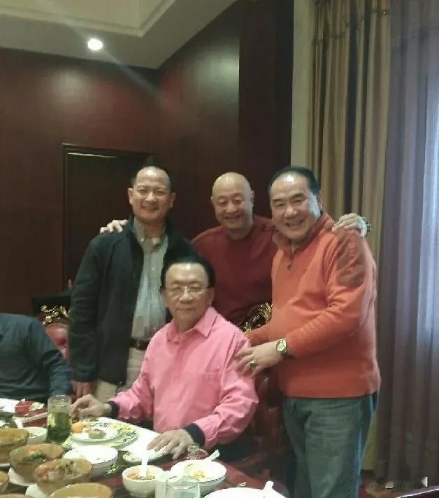 “相声艺术家”侯耀华、刘际、陈寒柏、杜国芝、郭秋林等人私下聚会，坐最大豪华包间里