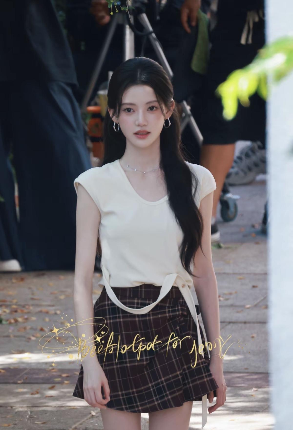  黑长直双分长发，孙珍妮自带温柔干净的少女氛围感[比心]娱乐明星