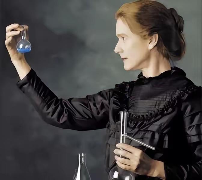 1910年，年近半百，但却风韵犹存的居里夫人，正专心致志地给学生上课。学生朗