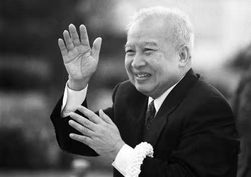 原来西哈努克能当上国王也是政治妥协的结果。西哈努克，1922年10月出生，他