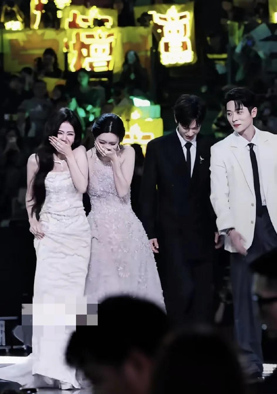 李昀锐啊，看到孟子义摔了一跤笑得牙花都掉了，就不怕后台孟姐她捶你吗？我认识的女孩