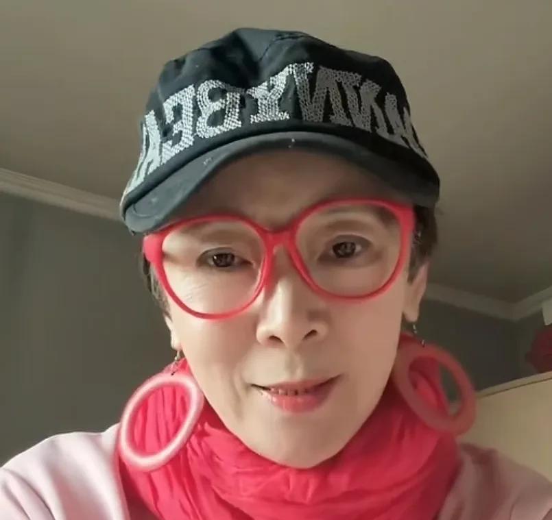 苏柳老师为何要隔空喊话，她自己在喊话之中说的很清楚，自己有老刀先生大公主的电话，