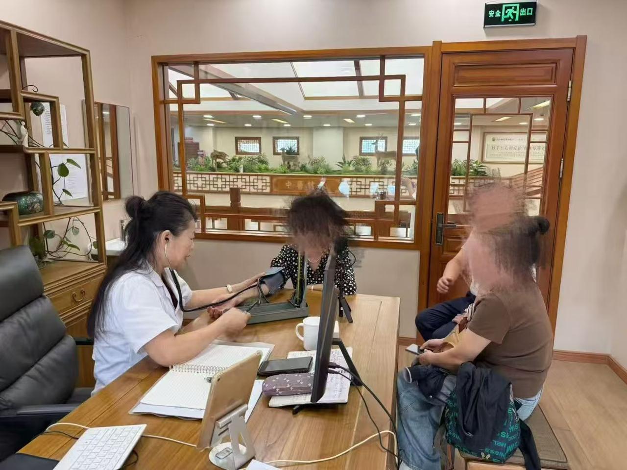 吉林四平53岁的张女士，闭经2年，受心慌、胃胀打嗝、口干口苦、烘热汗出等不适困扰