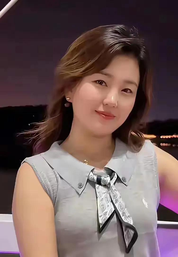 1.如梦令·五月小院绿深红瘦，风过碎香沾袖。独坐煮新茶，看尽浮云苍狗。