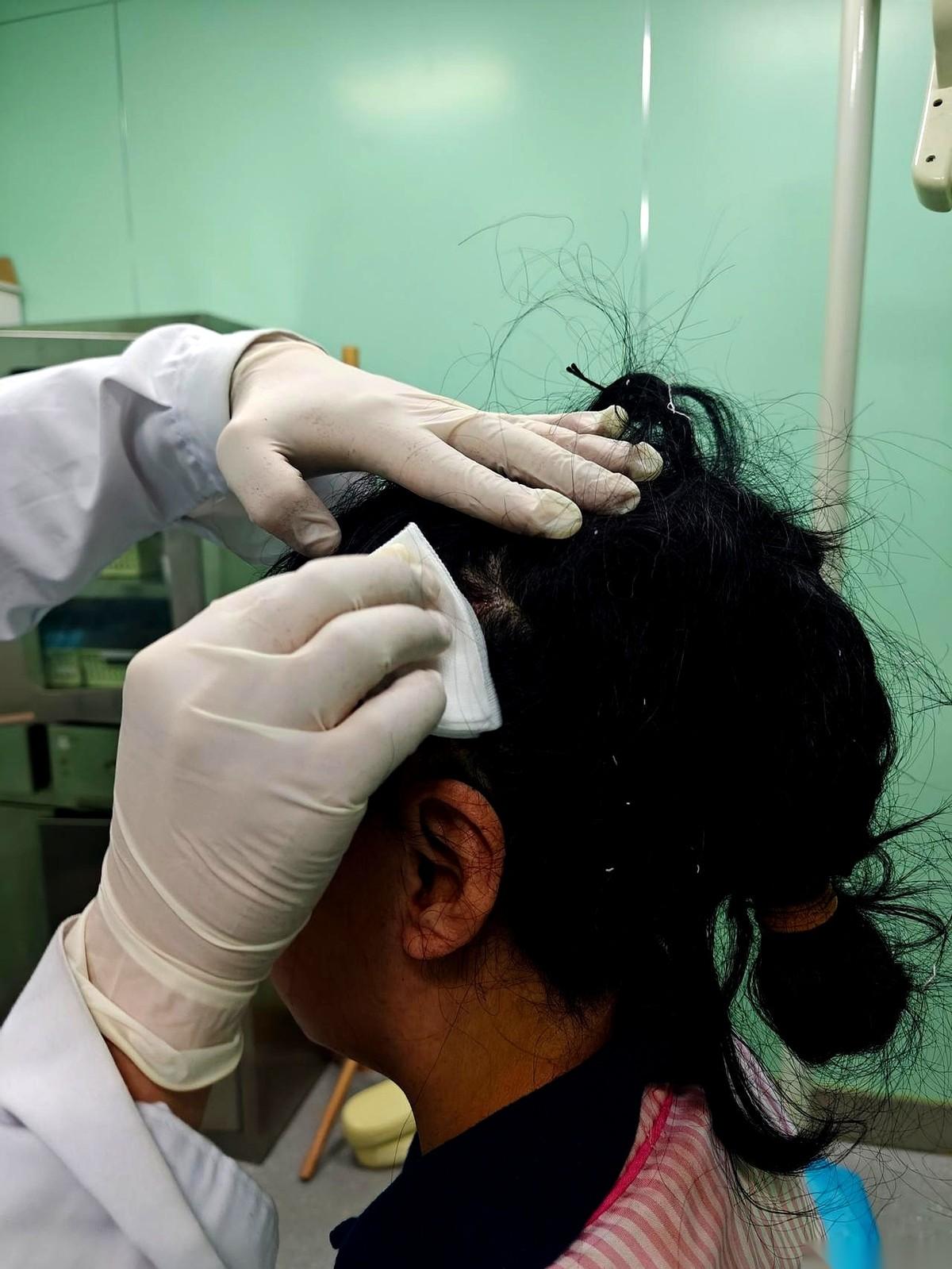 我老公来接我出院，死活不让我上车。一脸惊恐地看着我，问：大妹子，你是不是上错车